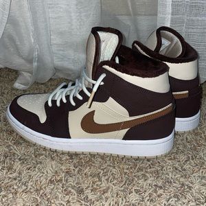 women’s size 7: Women’s Air Jordan 1 Mid SE Cream Dark Chocolate